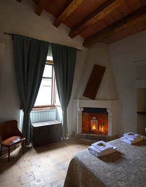 Individually decorated, individually furnished, bed sheets - Dimora Barbolani (Lettopalena)