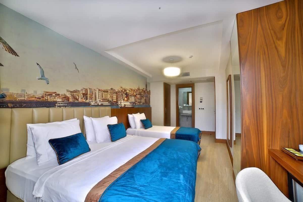 Comfort Triple Room | In-room safe, blackout drapes, soundproofing, WiFi (free)