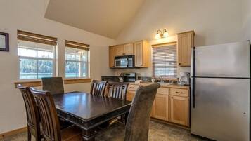 Stovetop, cookware/dishes/utensils