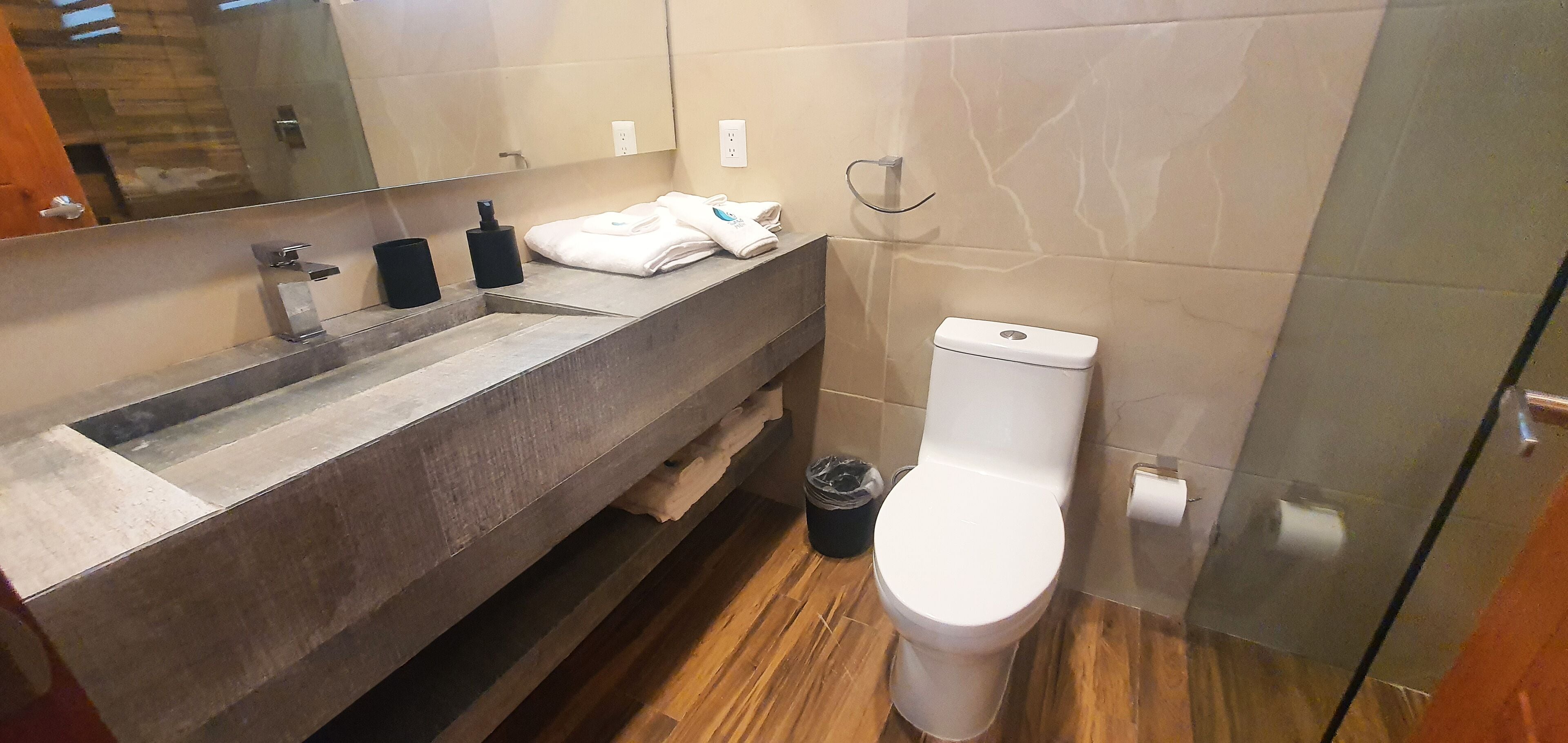 deluxe studio | bathroom | shower, free toiletries, hair dryer, towels