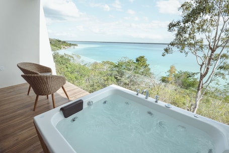 Suite Deluxe, hidromasaje | Caja de seguridad en la habitación y espacio para trabajar con laptop . MBH Maya Bacalar Hotel Boutique