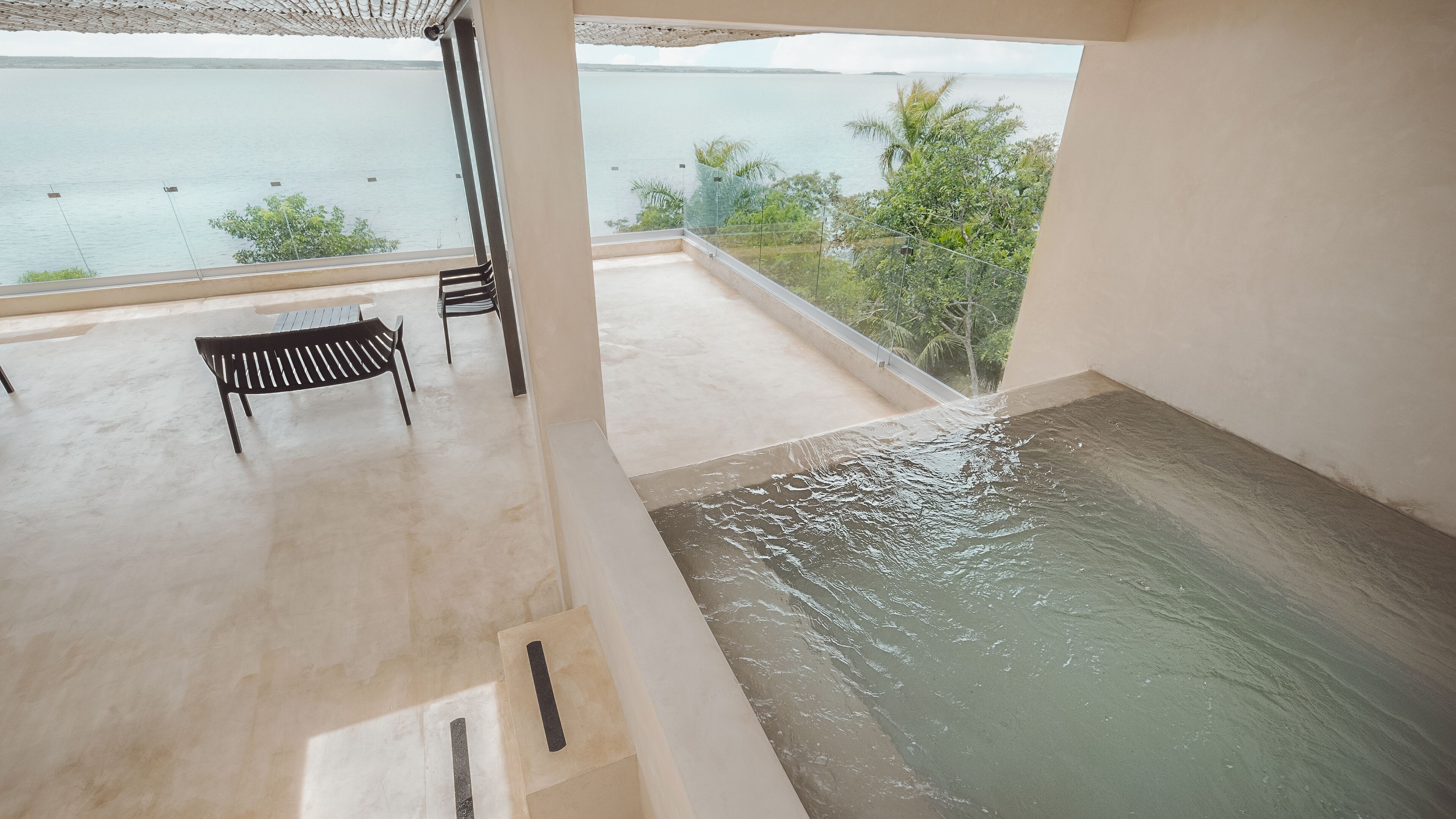 Deluxe Suite, Private pool | 거실 공간 | 위성 채널 시청이 가능한 55인치 스마트 TV, TV