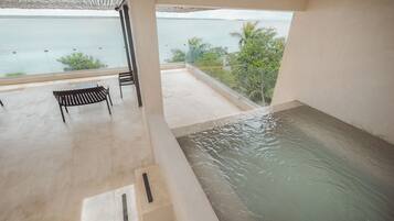 Deluxe Suite, Private pool | Área de sala de estar | Smart TV de 55 pulgadas con canales vía satélite y televisión