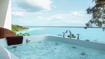 Deluxe lakosztály, hidromasszázskád | Széf a szobában, laptophoz jól használható munkafel�ület és ingyenes wifi