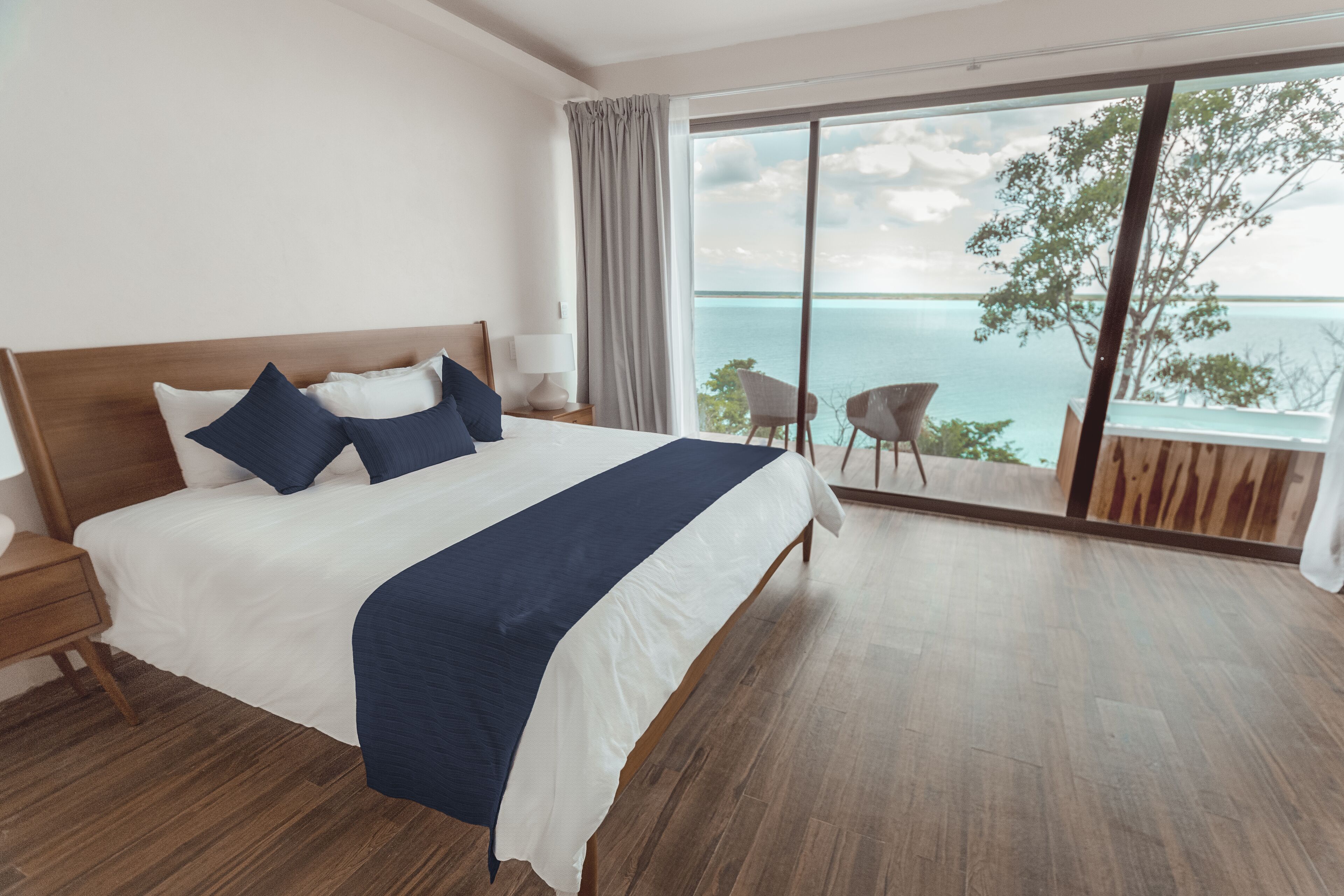 deluxe suite, jetted tub | in-room safe, laptop workspace, free wifi, bed sheets