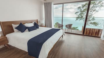 Deluxe-sviitti, poreamme | Tallelokero huoneessa, kannettavalle tietokoneelle sopiva työtila