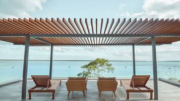 Suite Deluxe, bañera de hidromasaje | Zona de estar | Smart TV de 55 pulgadas con canales por satélite, una televisión