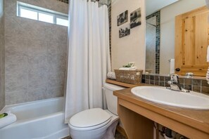Combined shower/bathtub - Beach Attitude (Sandpoint)