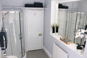 Rumah | Kamar mandi | Kombinasi shower/bathtub dan perlengkapan mandi gratis