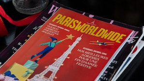 Een tijdschrift genaamd 'Paris Worldwide' met de nadruk op Parijse bestemmingen en adressen voor feestelijke vakanties.