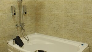 Departamento familiar, baño privado | Baño | Tina con regadera, secadora de cabello, toallas, jabón
