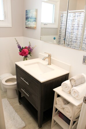 Basic House | Bathroom