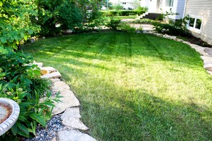 Courtyard - Quiet Getaway 3BR Home Near Downtown (Saskatoon)