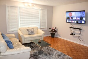 Lobby sitting area - Quiet Getaway 3BR Home Near Downtown (Saskatoon)