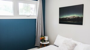 Eenvoudig huis | 3 slaapkamers, een bureau, een laptopwerkplek, verduisterende gordijnen