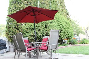 BBQ/picnic Area - Quiet Getaway 3BR Home Near Downtown (Saskatoon)