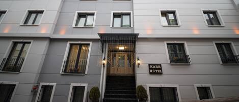 Vista frontal de la propiedad