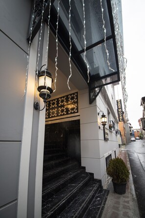 Front of property - Kare Hotel Sultanahmet (Istanbul)