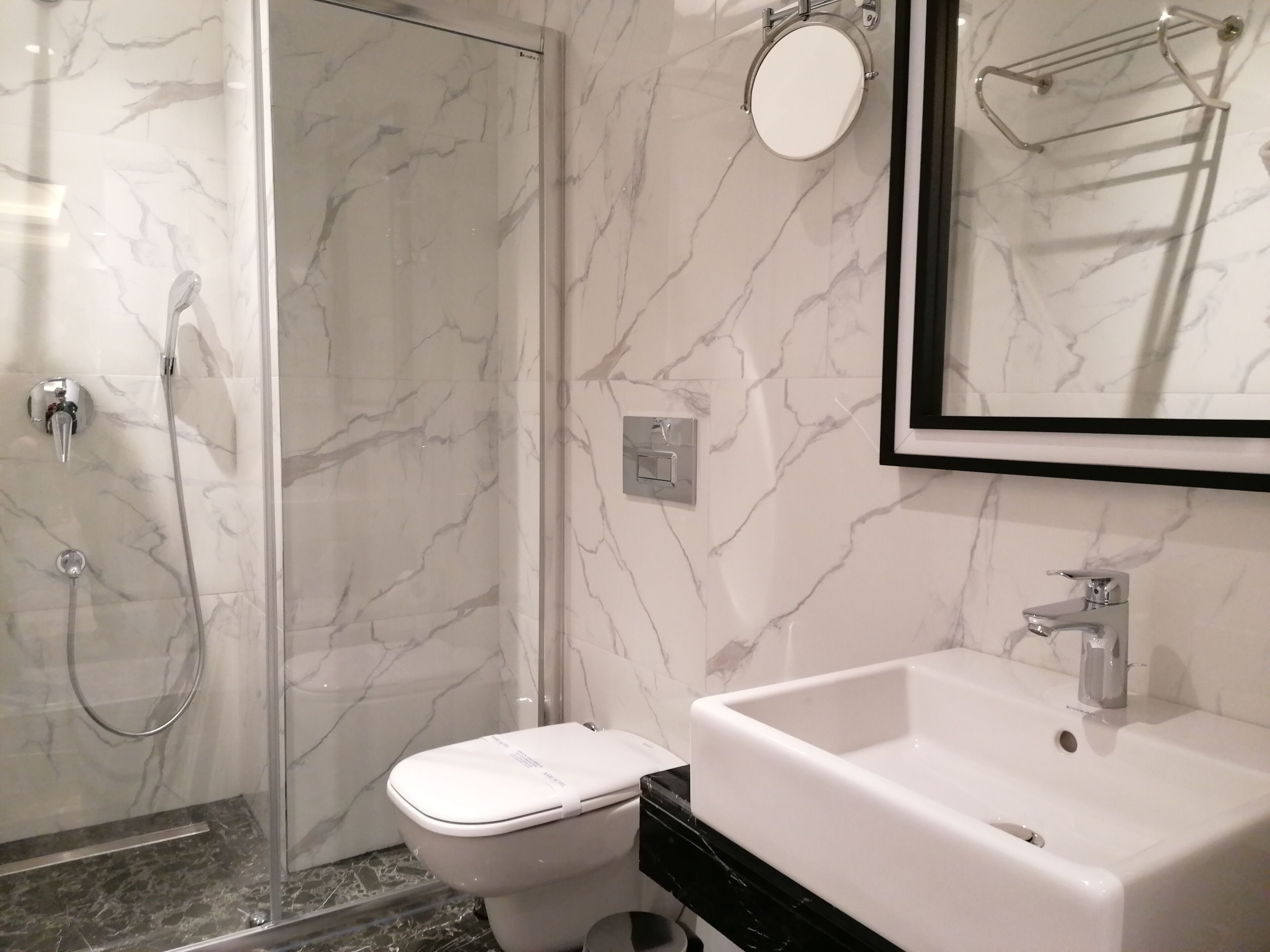 shower, rainfall showerhead, free toiletries, hair dryer