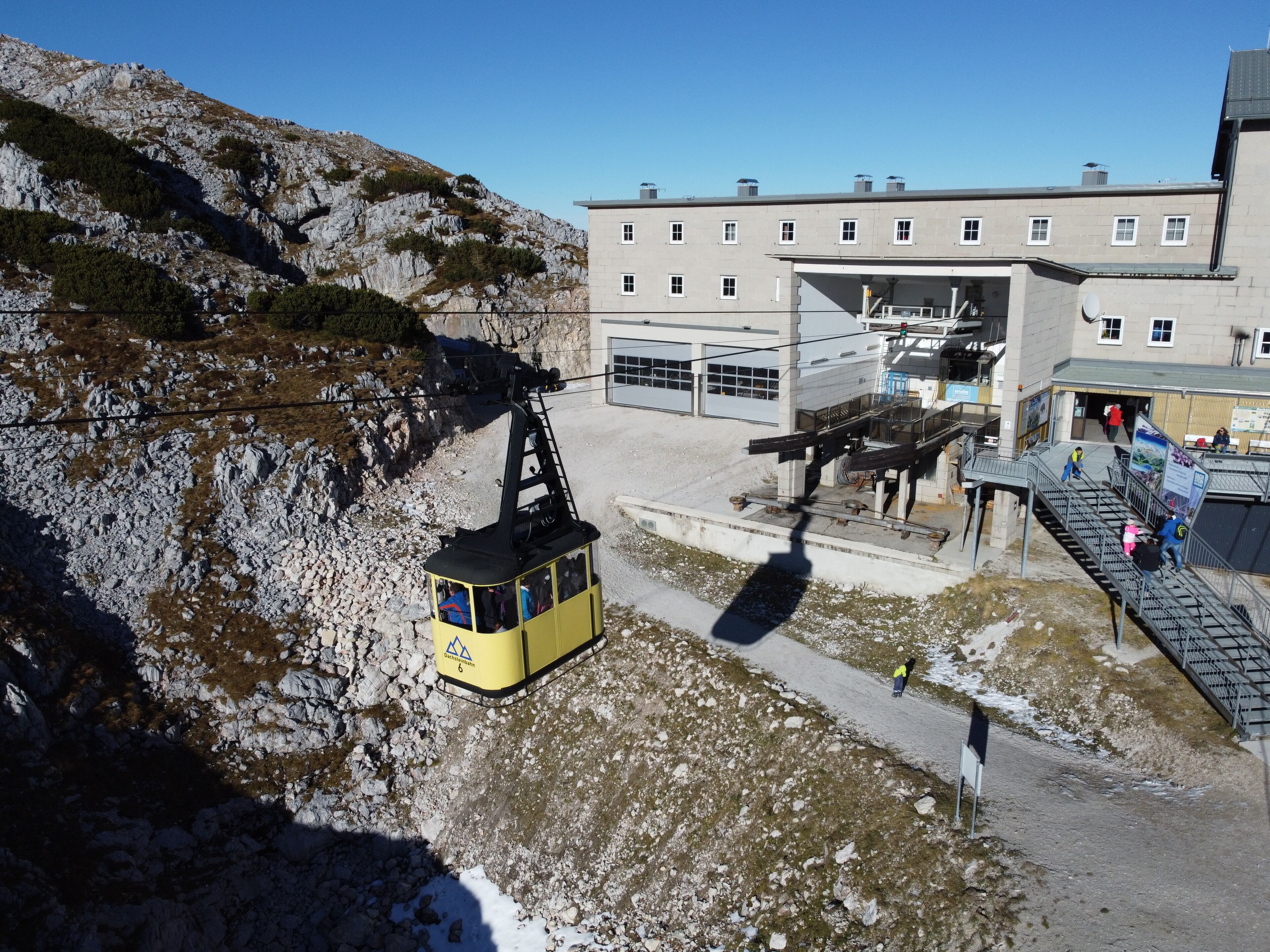 Una estación de teleférico con un edificio al fondo.