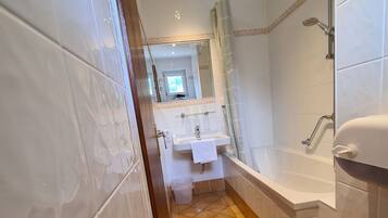 Business Triple Room, Mountain View | Bathroom