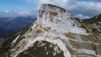 Une montagne surmontée d’une formation rocheuse blanche bien visible.