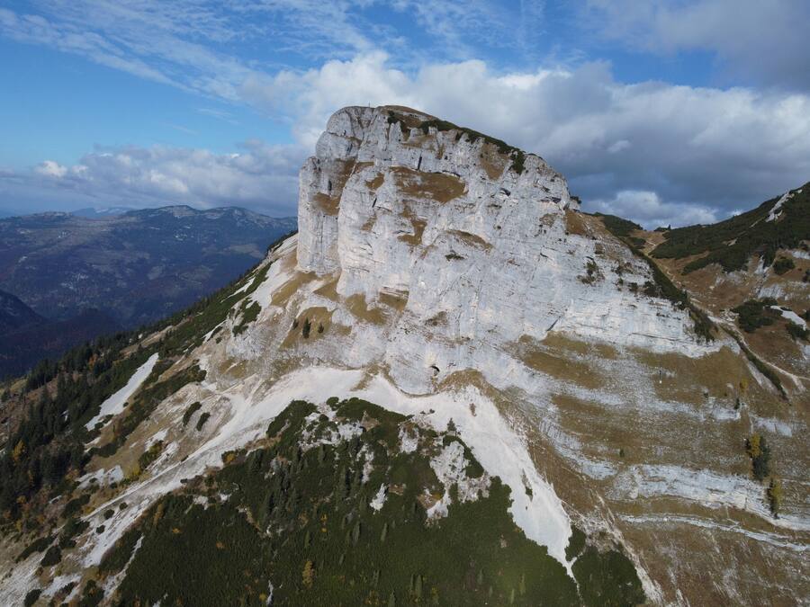 Une montagne surmontée d’une formation rocheuse blanche bien visible.