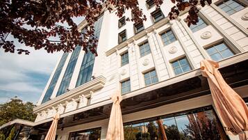 Vista frontal de la propiedad