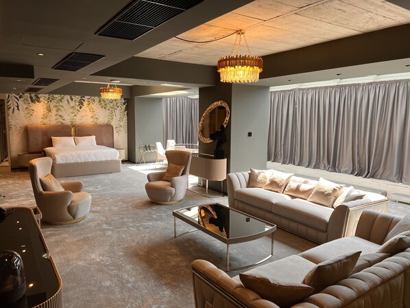 Executive Suite, 1 Double Bed with Sofa bed | Minibar, in-room safe, desk, laptop workspace