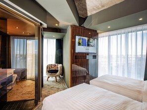 迷你吧、客房内保险箱、办公桌、笔记本电脑工作区