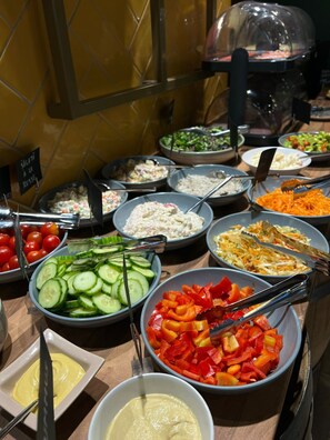 Petit déjeuner buffet (15 EUR par personne)