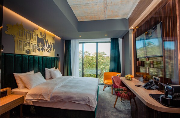 ميني بار وخزنة داخل الغرفة ومكتب ومساحة عمل للكمبيوتر المحمول