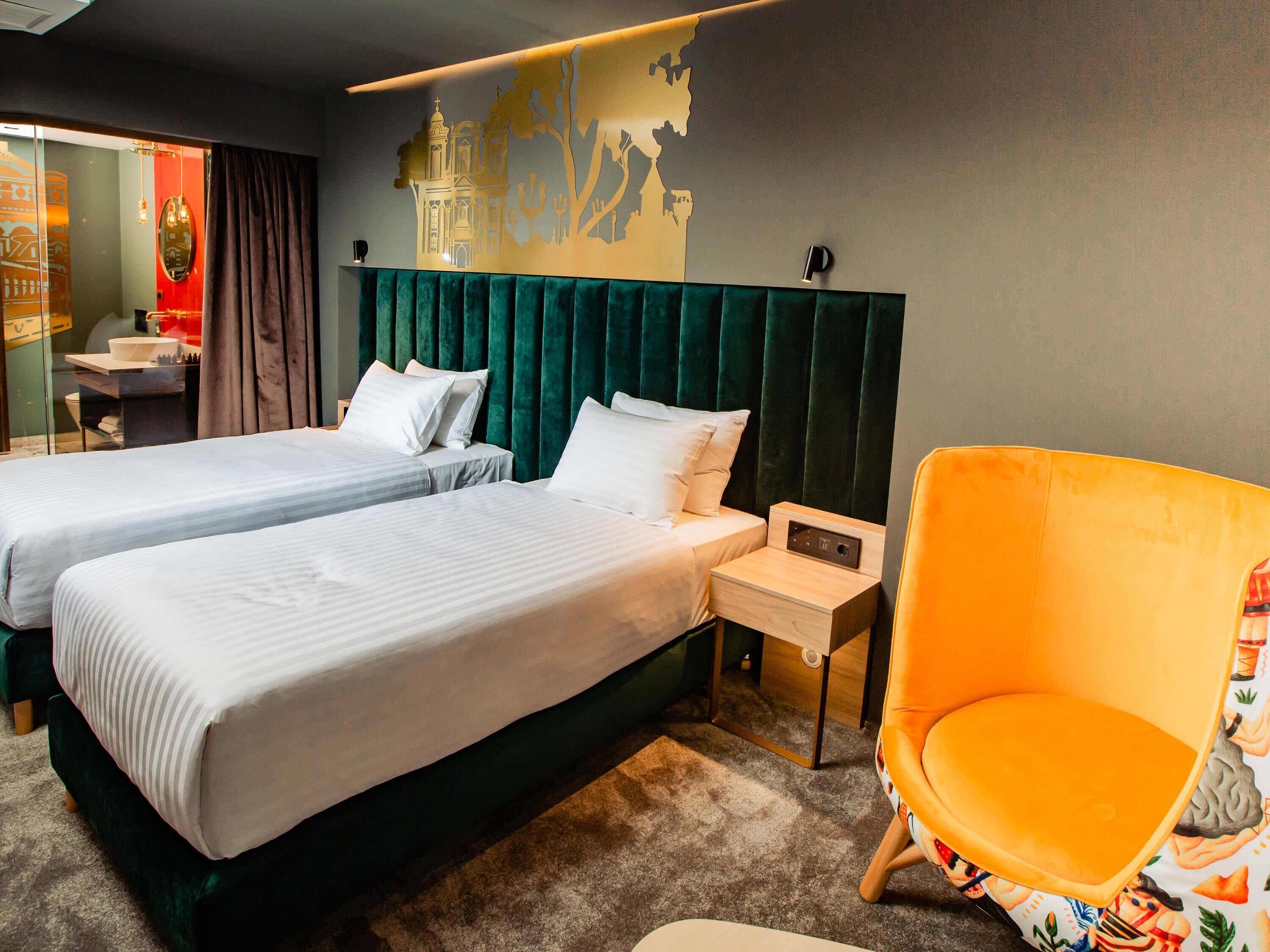 Minibar, caja de seguridad en la habitación y escritorio 