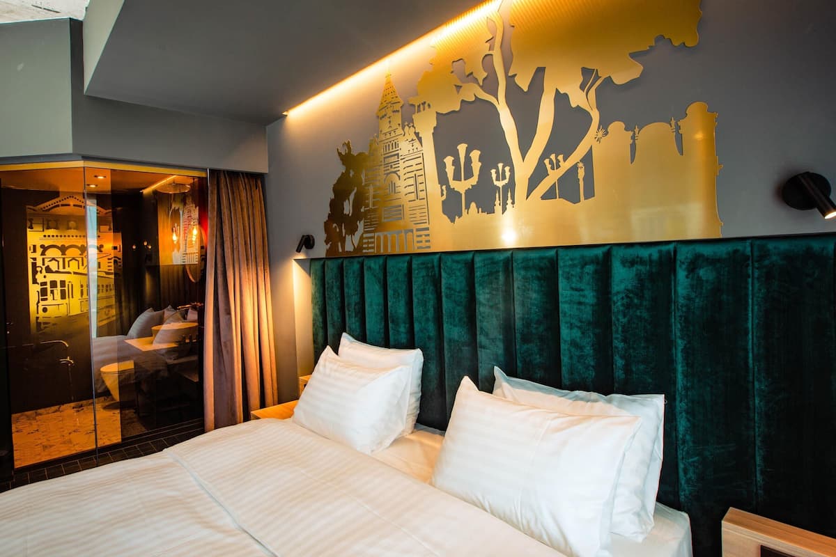Standard Room, 1 King Bed | Minibar, in-room safe, desk, laptop workspace