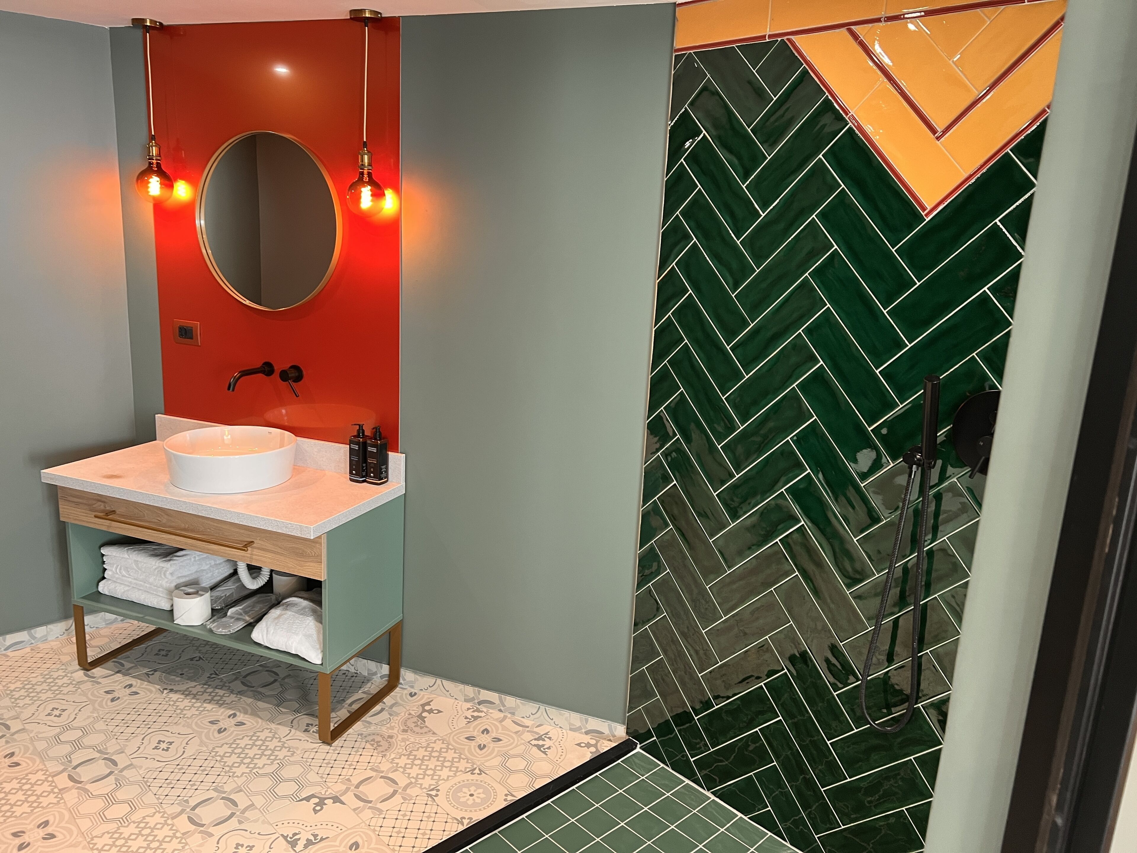 executive suite, 1 double bed with sofa bed | bathroom | shower, eco-friendly toiletries, slippers, towels