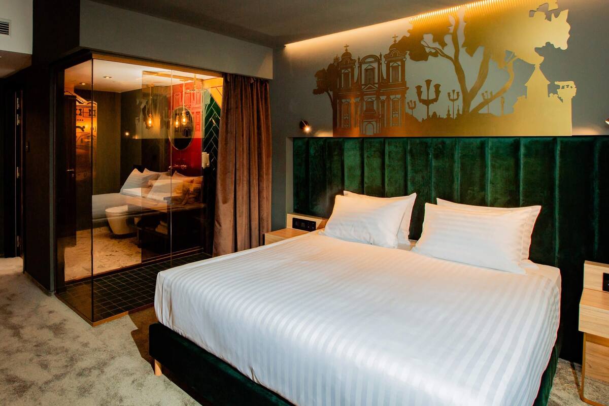 Minibar, Zimmersafe, Schreibtisch, laptopgeeigneter Arbeitsplatz