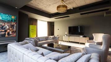 Minibar, coffres-forts dans les chambres, bureau