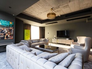 Minibar, caja de seguridad en la habitación y escritorio 