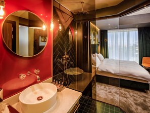 Minibar, in-room safe, desk, laptop workspace - Mercure Timisoara (Timisoara)