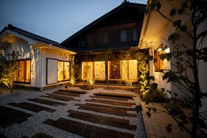 住宿正面 - 傍晚/夜晚