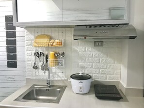 Private kitchenette - Hefel Homes Units (Quezon City)