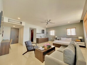 Deluxe-Studiosuite, 1 Schlafzimmer (II) | Minibar, individuell dekoriert, individuell eingerichtet, Schreibtisch