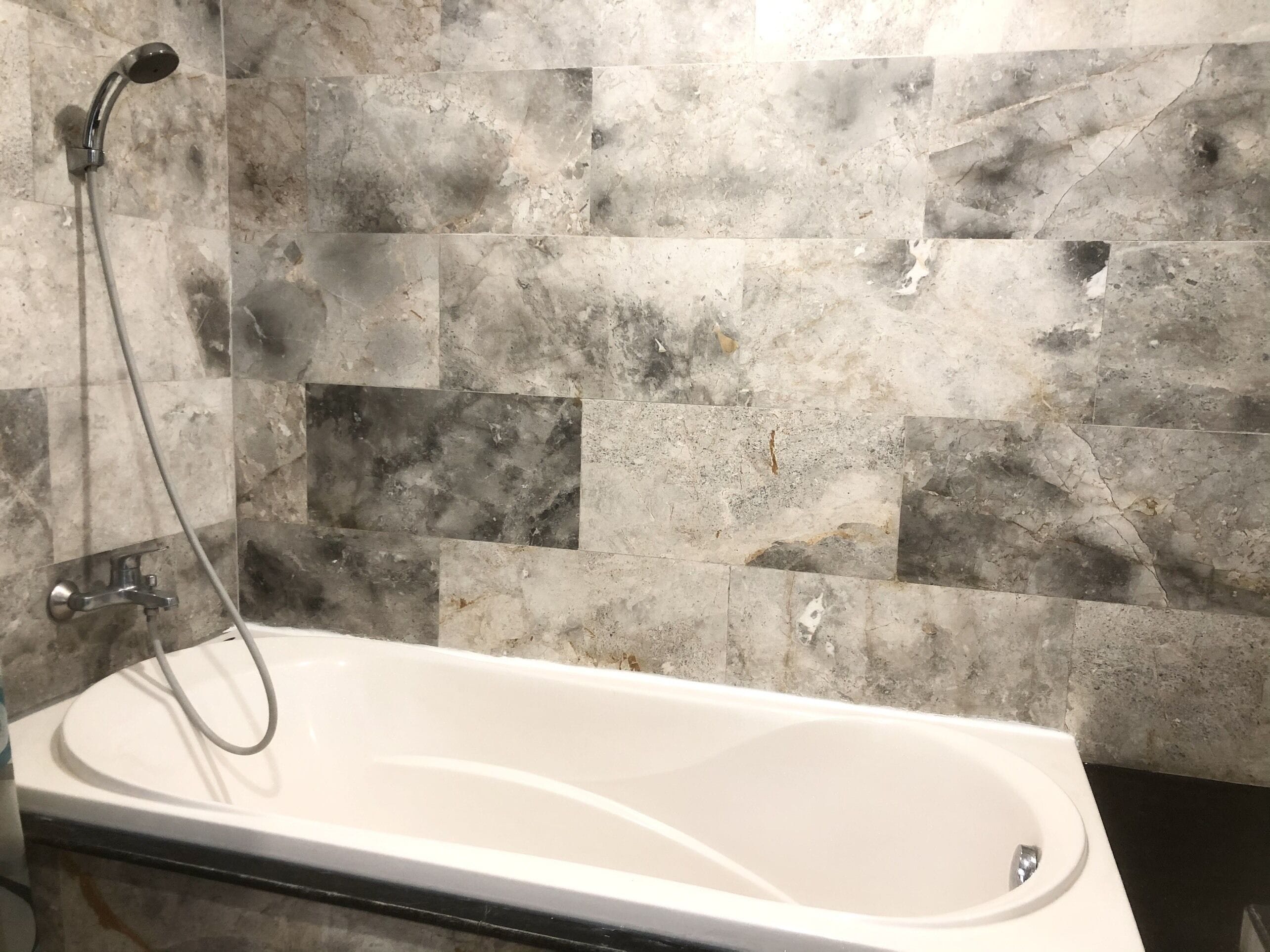 deluxe studio suite, 1 bedroom (ii) | bathroom | hydromassage showerhead, free toiletries, hair dryer, slippers