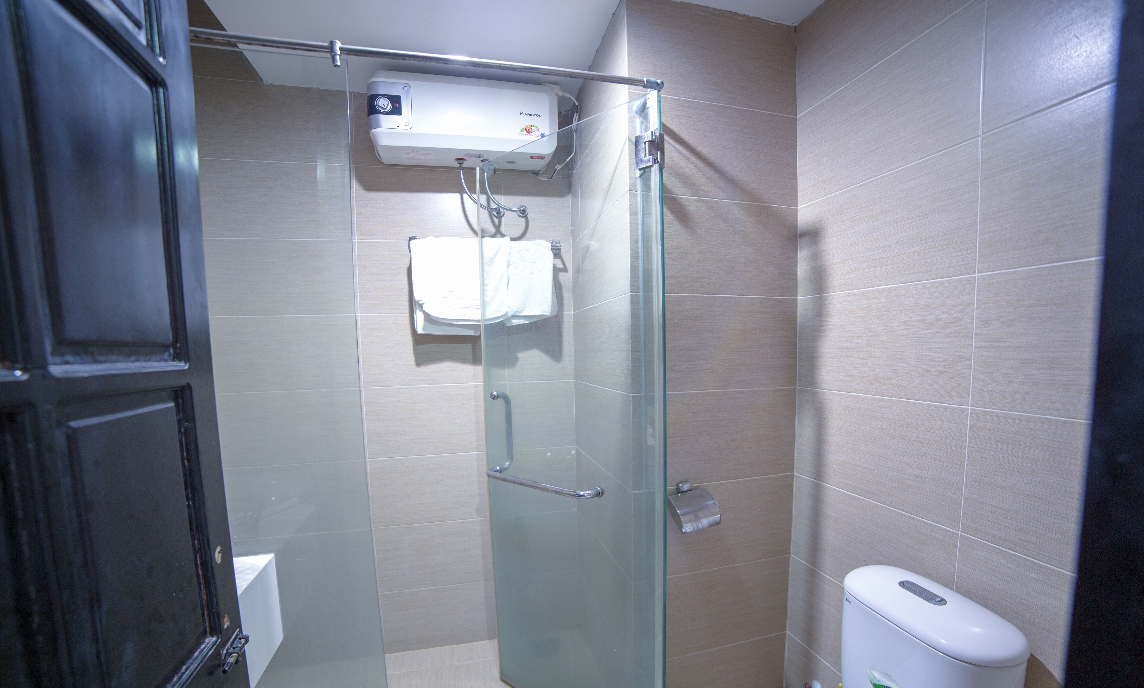 senior triple room | bathroom | hydromassage showerhead, free toiletries, hair dryer, slippers