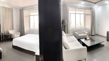 Family Suite | Minibar, individually decorated, individually furnished, desk