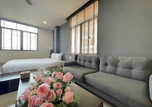 Deluxe-Studiosuite, 1 Schlafzimmer (II) | Wohnbereich | Fernseher