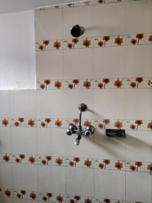 Shower, free toiletries, slippers, towels - Beehive Hostel (Kathmandu)