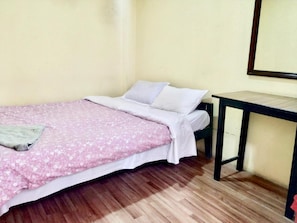 4 bedrooms, desk, soundproofing, free WiFi