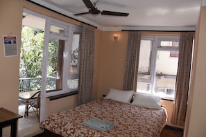 Standard Double Room | 4 bedrooms, desk, soundproofing, free WiFi - Beehive Hostel (Kathmandu)