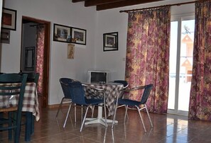 Apartment, 2 Schlafzimmer | Kostenlose Babybetten, kostenloses WLAN, Bettwäsche